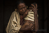 <p><strong>2018 – India – Odisha - Rayagada</strong></p>
<p><strong>Appunti di viaggio</strong></p>
<p>Brevi memorie fotografiche di un viaggiatore che nel corso di alcuni dei suoi viaggi ha incontrato uomini sul cui volto e nelle cui storie ha intravisto una bellezza che esige di essere narrata.</p>
<p>Ci sono volti e sguardi dai quali traspare naturalmente l’appartenenza a tradizioni e culture che affondano le proprie radici nei secoli, nei millenni: una appartenenza che dà forma al loro corpo, attraverso tatuaggi e disegni, scarificazioni e cicatrici ornamentali, perforazioni e mutilazioni, che lo vestono, tramite monili e stoffe dai mille colori, che lo plasmano facendo di esso una espressione identitaria del legame profondo e inscindibile con la propria comunità.</p>
<p>Per il nostro pensiero “occidentale”, che ci porta sempre più a concepire la persona come una monade isolata ed autoconsistente, legata agli altri esclusivamente da un patto di relazione sociale che detta semplicemente le regole e le modalità della convivenza, questa forma identitaria che coniuga forma e sostanza appare incomprensibile o al più una effimera manifestazione folkloristica e rituale.</p>
<p>Per gustare il fascino e la bellezza di incontri come questi, dove il termine bellezza esprime un’imprescindibile unità estetica ed etica, occorre che prima ci spogliamo delle nostre certezze, lasciando che la realtà umana nelle sue diverse espressioni ci stupisca con tutta la sua infinita creatività, che va ben al di là della nostra capacità di comprensione.</p>
<p><em> </em><em>“Ci sono più cose in cielo e in terra, Orazio, di quante ne sogni la tua filosofia.”</em></p>